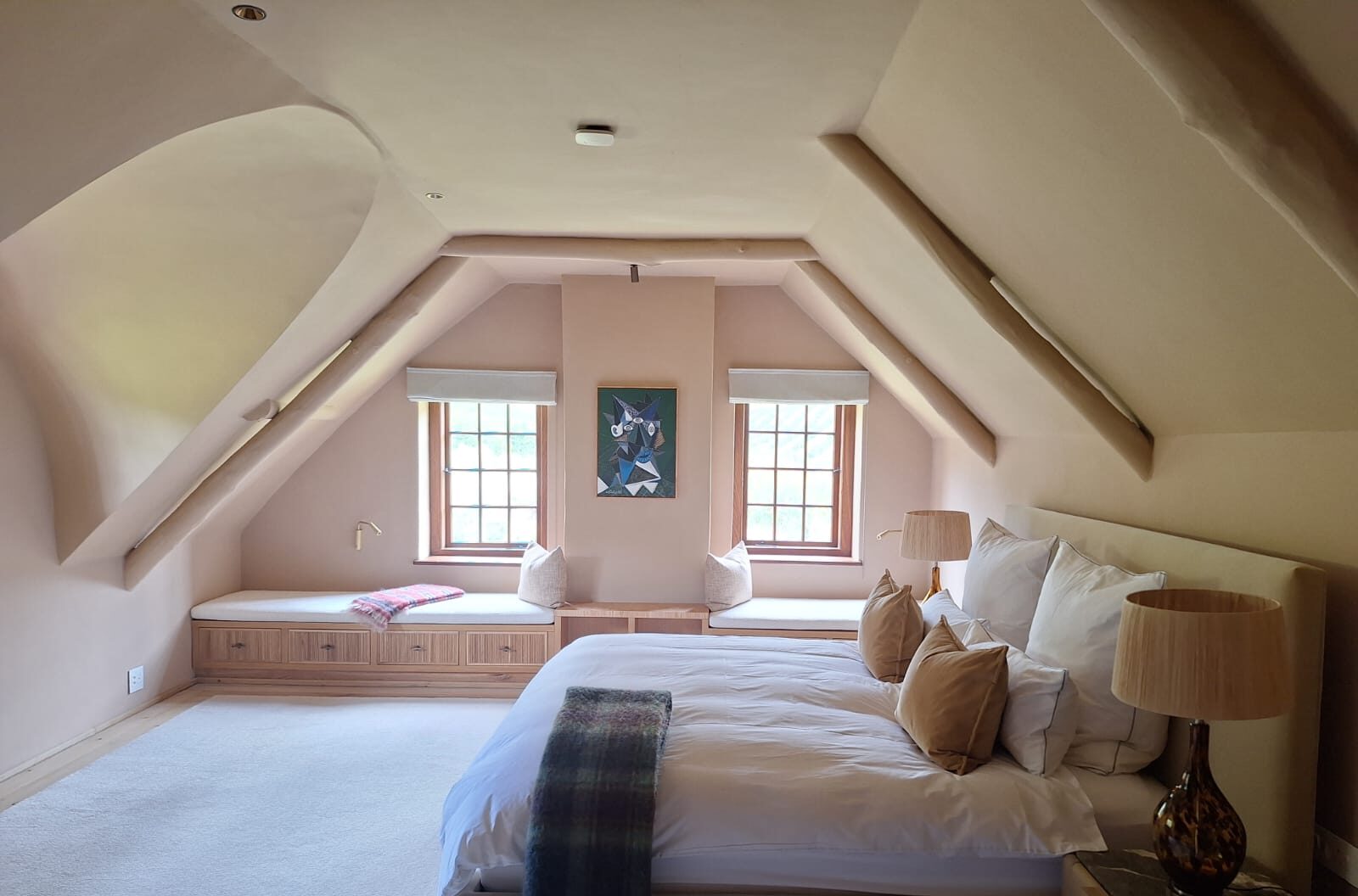 Attic bedroom with a curved ceiling